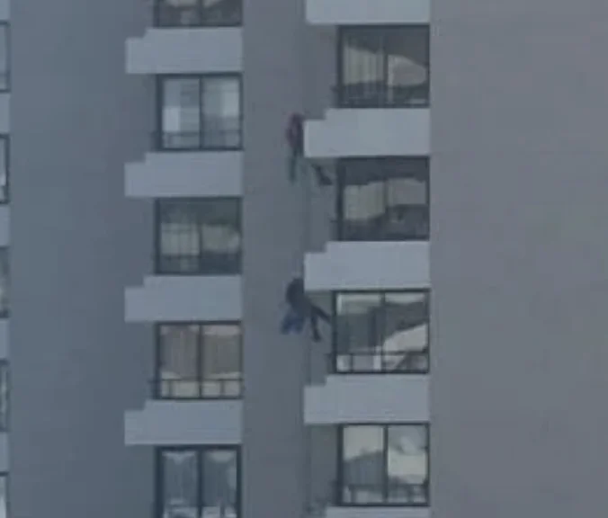Detalle del riesgo - trabajador colgado de un edificio